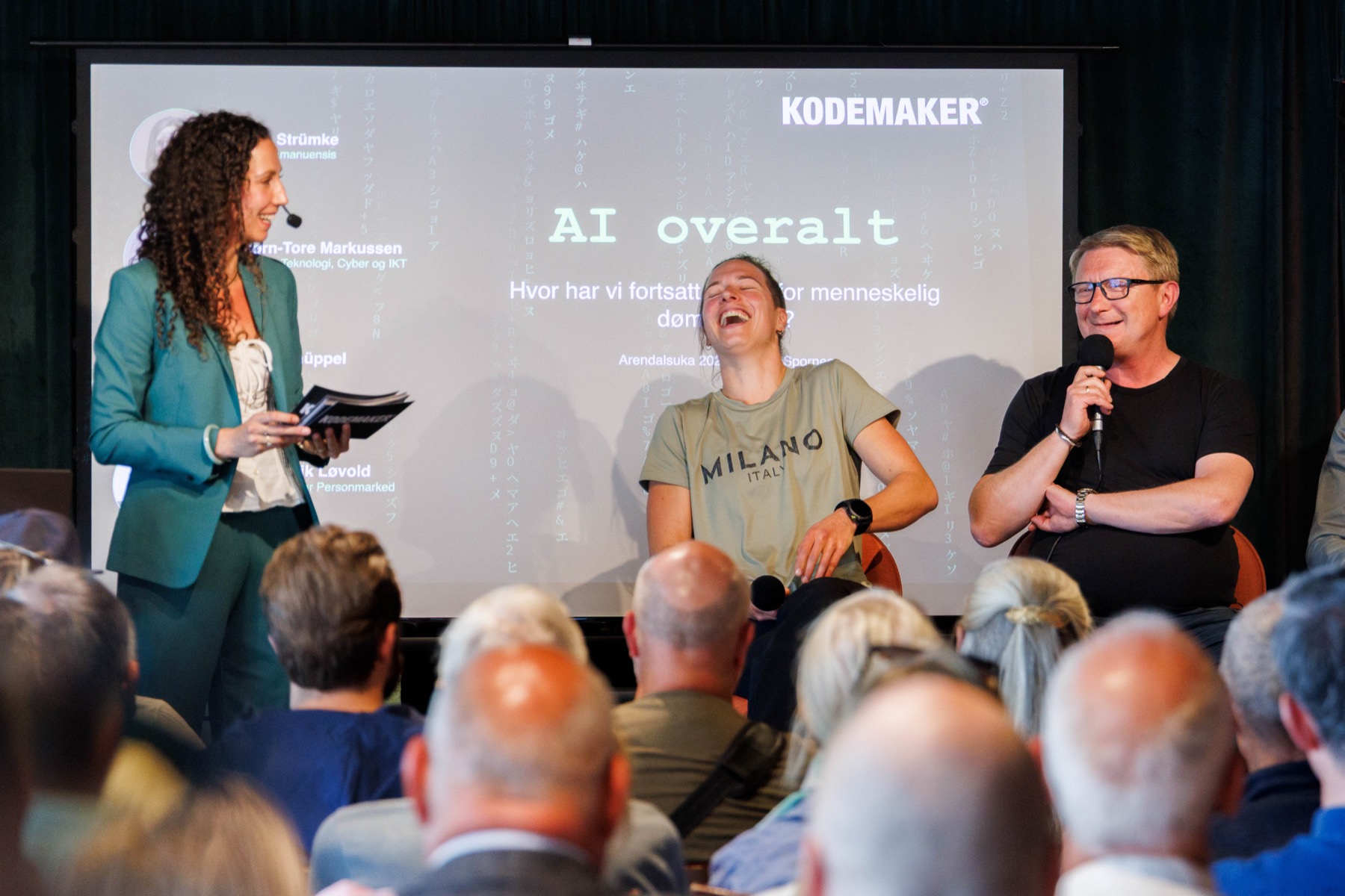 Panelet ler på scenen under Kodemakers debatt «AI overalt» på Arendalsuka.