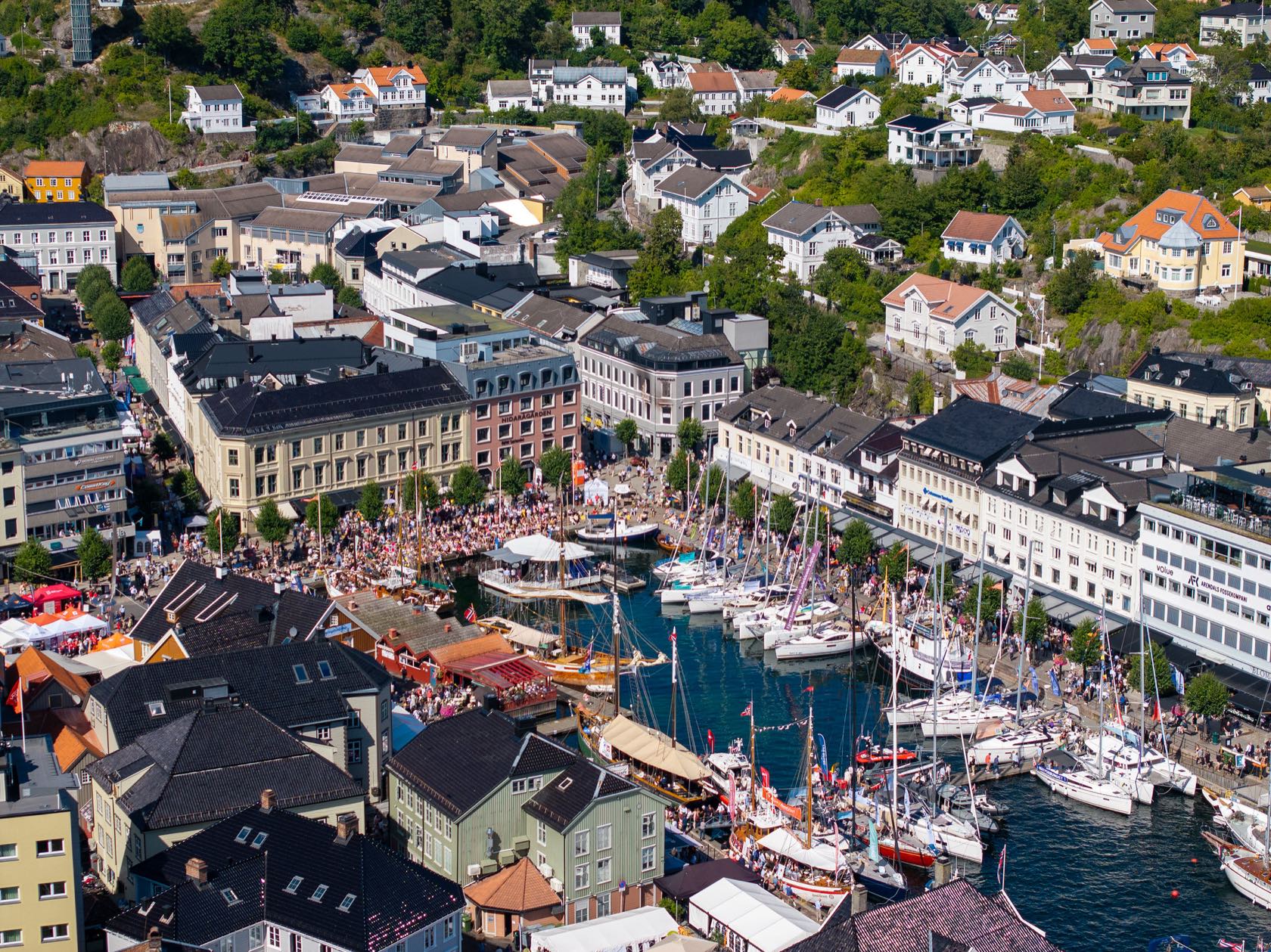 Arendal havn full av båter og folk under Arendalsuka.