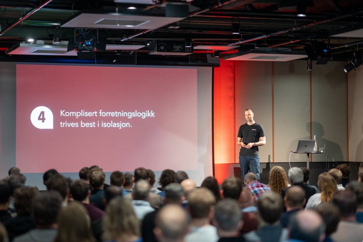 Foredrag om kunstig intelligens foran fullsatt sal.