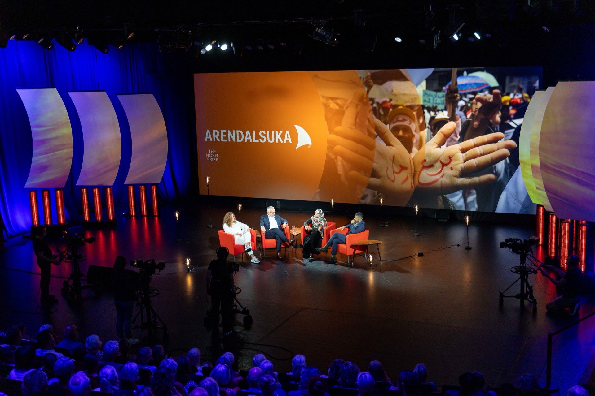 Paneldebatt på scenen under Arendalsuka.