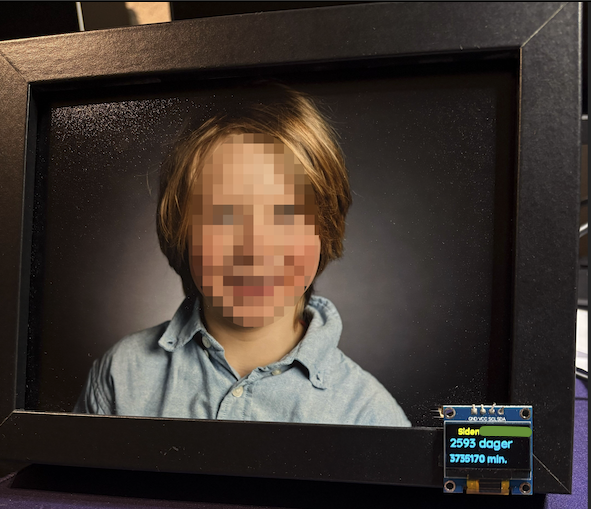 Skole-foto i ramme med display montert på fremsiden