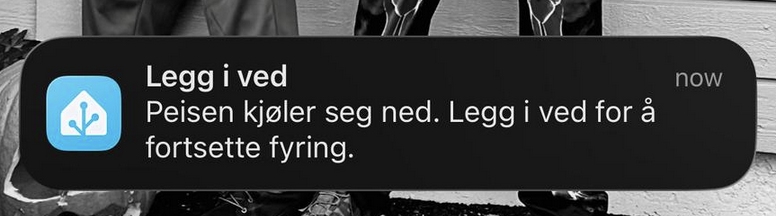 Notification om å legge i mere ved i peisen.