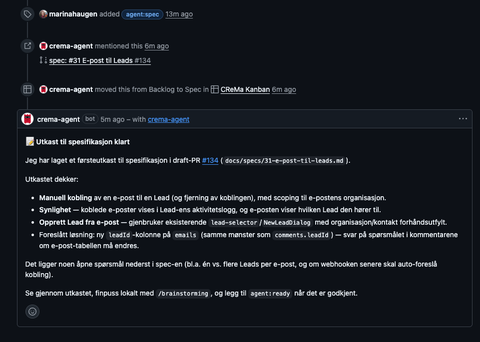 Agenten svarer i saken: den har åpnet et spec-utkast som pull request og oppsummerer hva det dekker, med de åpne spørsmålene til slutt.